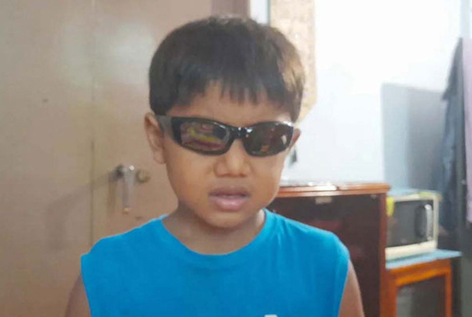 ট্রেনে ছোড়া পাথরে নিভে গেল শিশুটির চোখের আলো

