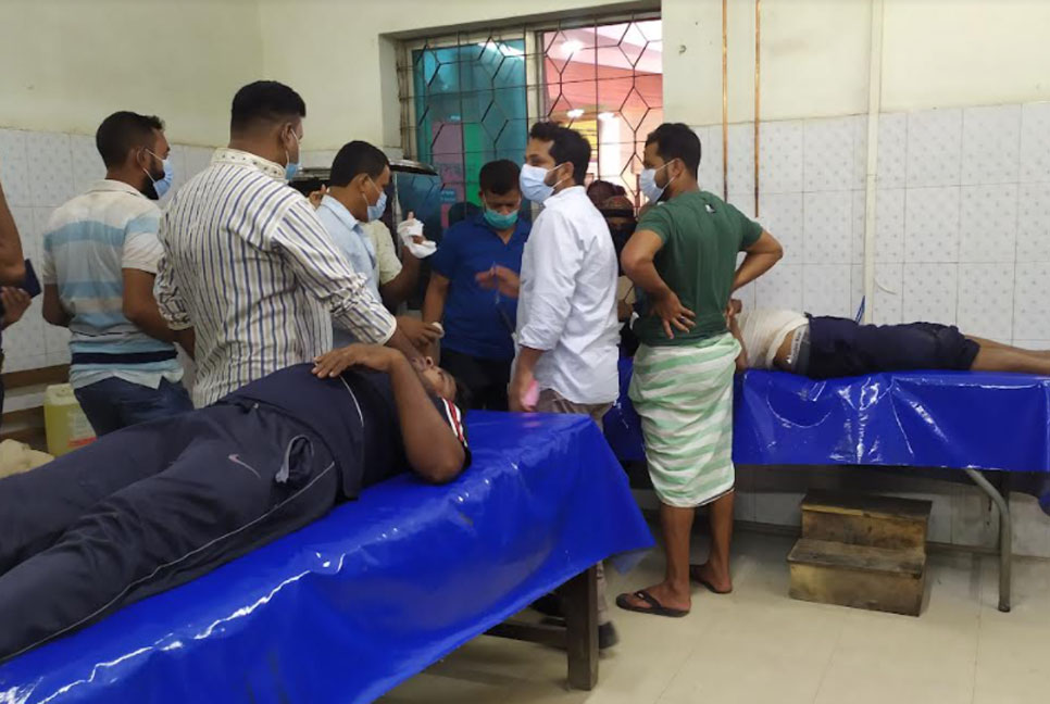 চরঝাপটায় জেলেদের সঙ্গে নৌ পুলিশের সংঘর্ষ, আহত ১০