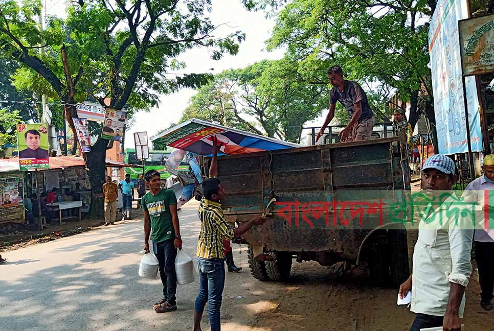 কালিয়াকৈরে সরানো হচ্ছে সম্ভাব্য প্রার্থীদের বিলবোর্ড-ব্যানার