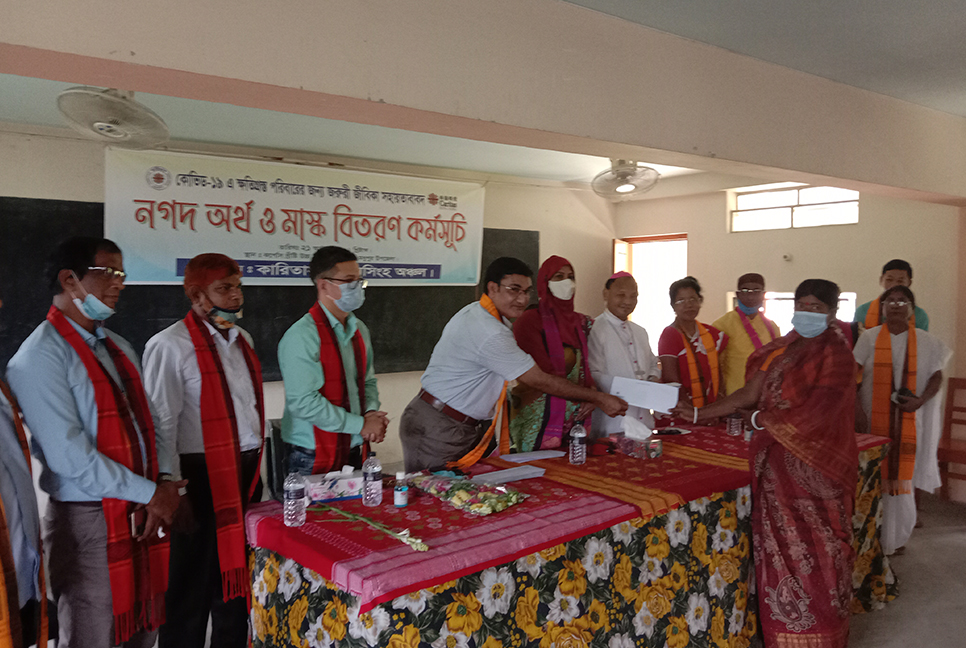 মধুপুরে করোনায় ক্ষতিগ্রস্তদের মাঝে অর্থ সহায়তা