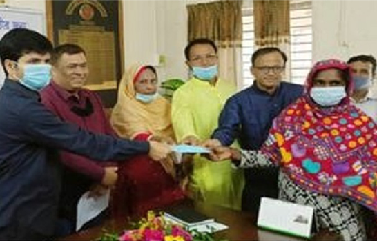 গুরুদাসপুরে প্রণোদনার ৪ লাখ টাকা পেল ৬ জন