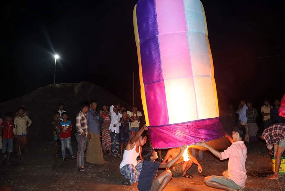 
রাতের আকাশে রঙ-বেরঙের ফানুস 