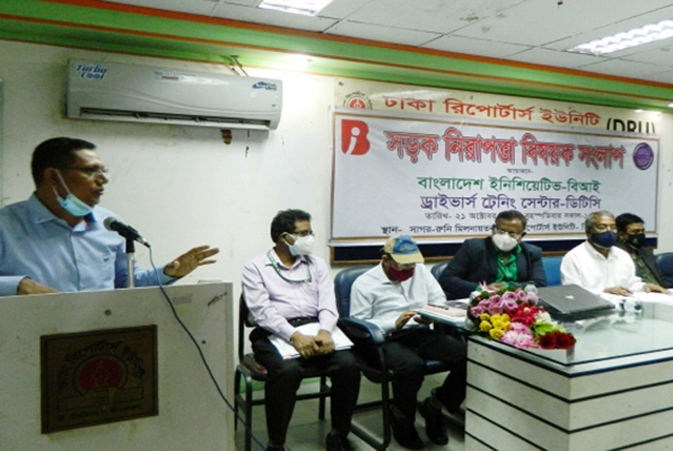 ওস্তাদের হাত-পা টিপতে টিপতেই গাড়িচালক!

