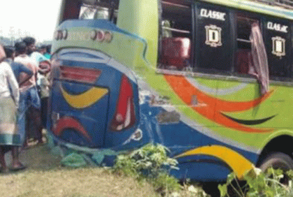 সাতক্ষীরায় বাস খাদে পড়ে হেলপার নিহত
