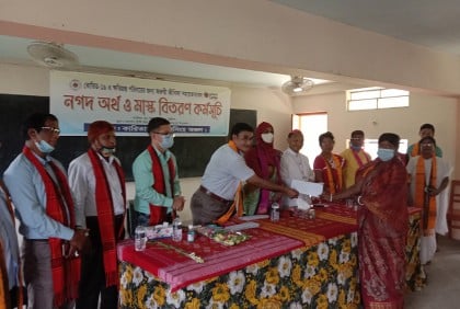 মধুপুরে করোনায় ক্ষতিগ্রস্তদের মাঝে অর্থ সহায়তা
