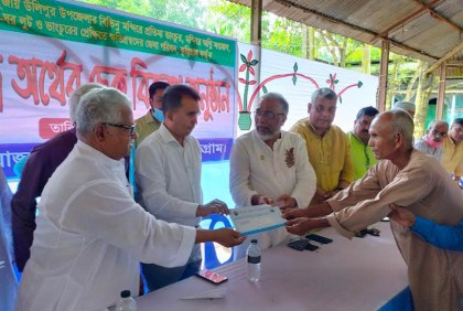 কুড়িগ্রামে ক্ষতিগ্রস্তদের মাঝে জেলা পরিষদের সহায়তা