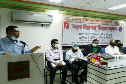 ওস্তাদের হাত-পা টিপতে টিপতেই গাড়িচালক!

