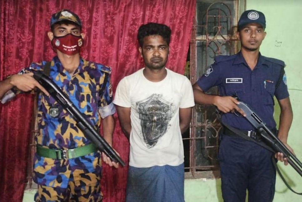 রোহিঙ্গা ক্যাম্প থেকে অস্ত্র মামলার পলাতক আসামি গ্রেফতার