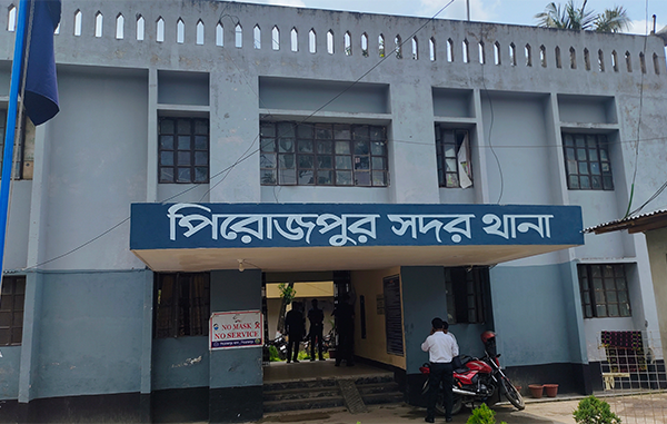 স্ত্রীকে কুপিয়ে হত্যার পরে মেয়েকে নিয়ে থানায় স্বামী