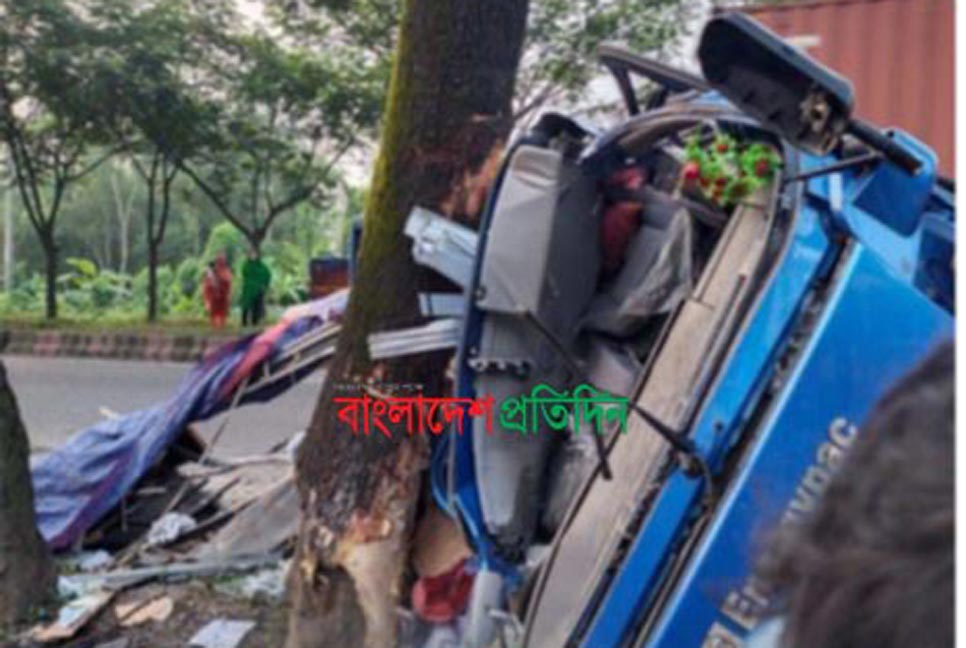 ফেনীতে সড়ক দুর্ঘটনায় নিহত ৩ 