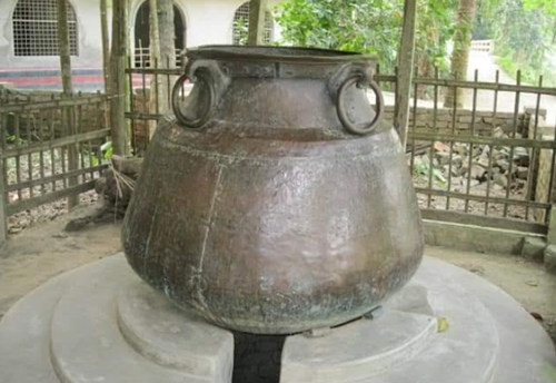 চুরি হয়ে গেল শিবচরের শতবর্ষী প্রাচীন বিশাল আকৃতির ডেগ!