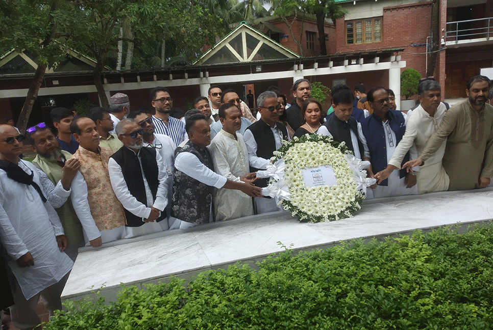 টু‌ঙ্গিপাড়ায় বঙ্গবন্ধুর সমা‌ধি‌তে বি‌জিএমইএ'র শ্রদ্ধা