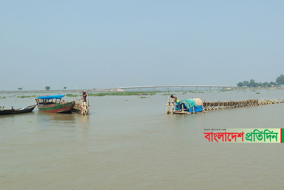 গুরুদাসপুরে অবৈধ সোঁতিজাল দিয়ে মাছ শিকার