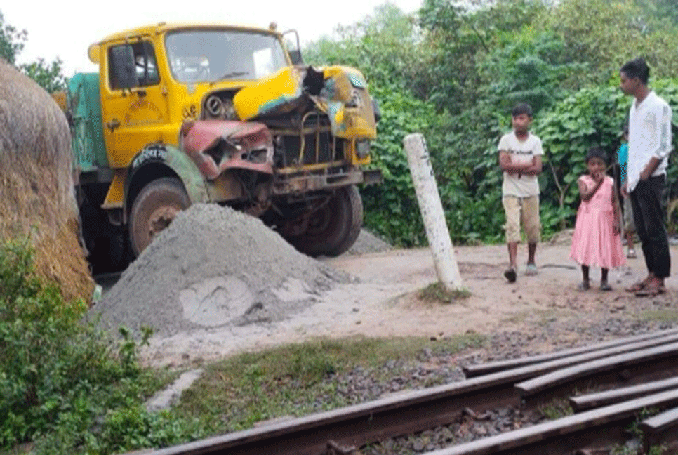কালিয়াকৈরে অল্পের জন্য ট্রেন দুর্ঘটনা থেকে রক্ষা