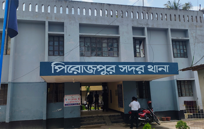 স্ত্রীকে কুপিয়ে হত্যার পরে মেয়েকে নিয়ে থানায় স্বামী