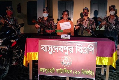 হিলি সীমান্ত দিয়ে পাচারকালে স্বর্ণের বারসহ আটক ১