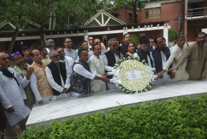 টু‌ঙ্গিপাড়ায় বঙ্গবন্ধুর সমা‌ধি‌তে বি‌জিএমইএ'র শ্রদ্ধা