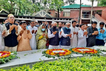 বঙ্গবন্ধুর সমাধিতে আওয়ামী লীগের শ্রম উপকমিটির শ্রদ্ধা