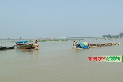 গুরুদাসপুরে অবৈধ সোঁতিজাল দিয়ে মাছ শিকার