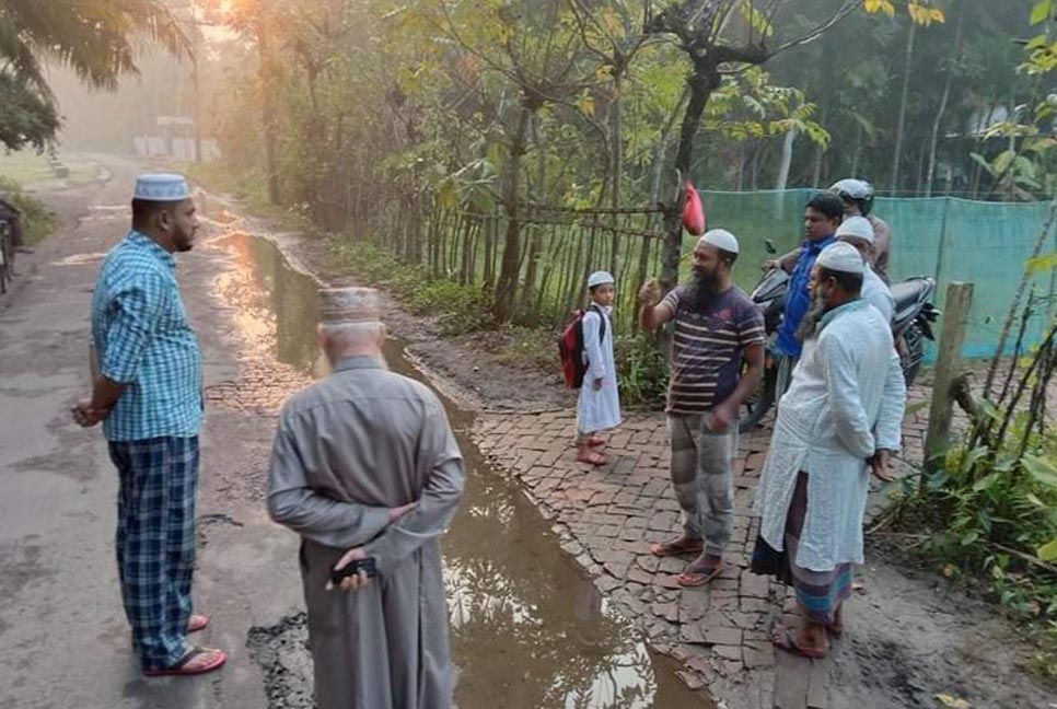 সড়কে নবজাতকের ক্ষত-বিক্ষত লাশ