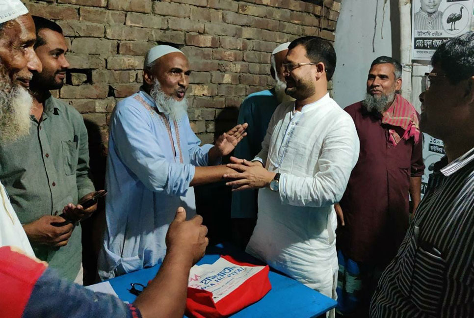 চাঁপাইনবাবগঞ্জ পৌর নির্বাচন; ভোটারদের দ্বারে দ্বারে প্রার্থীরা