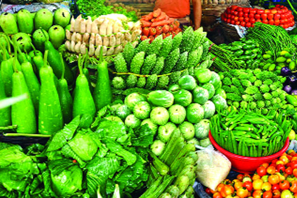 সবজির দাম এখনো চড়া বেড়েছে মুরগির