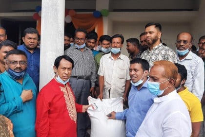 প্রাকৃতিক দুর্যোগে ক্ষতিগ্রস্তদের দ্রব্যসামগ্রী বিতরণ 