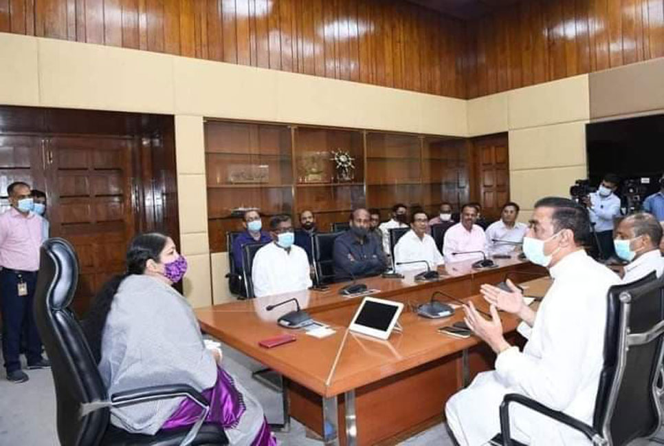 পীরগঞ্জে ক্ষতিগ্রস্তদের ৫০ লাখ টাকা দিলেন নারায়ণগঞ্জের ব্যবসায়ীরা