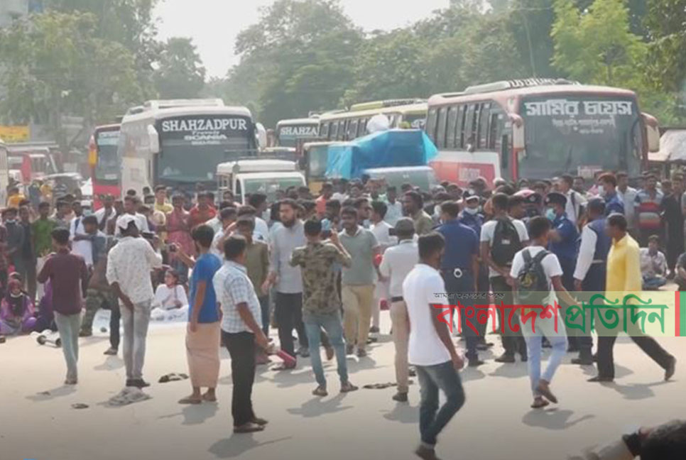 রবীন্দ্র বিশ্ববিদ্যালয়ের আন্দোলনরত শিক্ষার্থীর প্রকাশ্যে বিষপান
