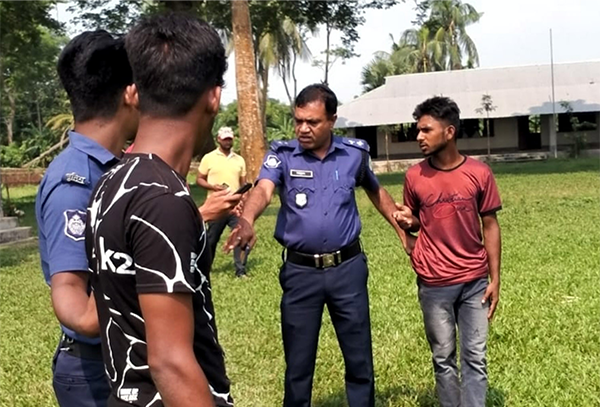 কলাপাড়ায় মাদ্রাসা শিক্ষার্থীকে উত্যক্ত করায় দুই যুবক আটক