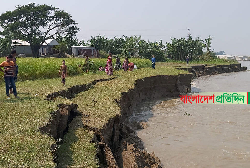 বিদ্যালয়ে ভাঙন আতঙ্ক, ১৪ মিটার দূরে পদ্মা