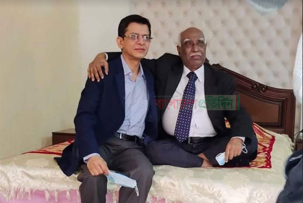 প্রকাশ্যে শিক্ষকের পা জড়িয়ে ধরলেন শিক্ষা সচিব