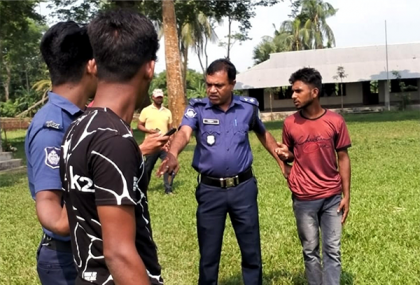কলাপাড়ায় মাদ্রাসা শিক্ষার্থীকে উত্যক্ত করায় দুই যুবক আটক