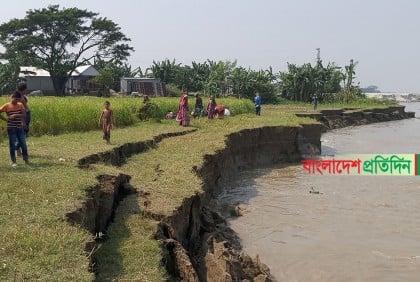 বিদ্যালয়ে ভাঙন আতঙ্ক, ১৪ মিটার দূরে পদ্মা