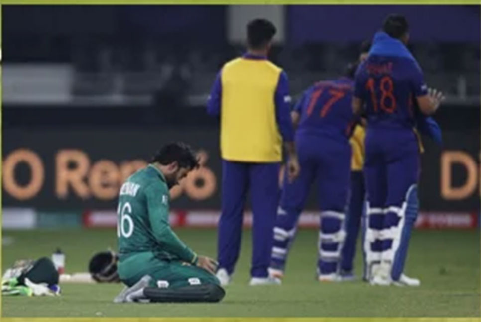 ম্যাচ চলাকালে মাঠেই নামাজ পড়লেন রিজওয়ান (ভিডিও ভাইরাল)