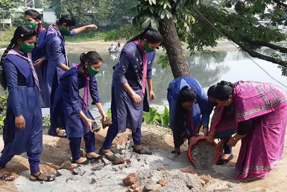 ভালুকায় শিক্ষার্থীদের স্বেচ্ছাশ্রমে সড়ক সংস্কার