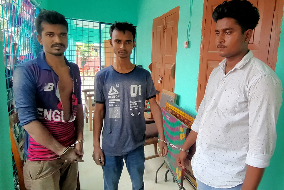 মোবাইল ছিনিয়ে নেওয়ায় ৩ যুবককে গণধোলাই