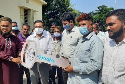 ভোলায় কৃষকদের মাঝে কম্বাইন্ড হারভেস্টার মেশিন বিতরণ