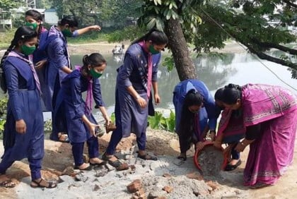 ভালুকায় শিক্ষার্থীদের স্বেচ্ছাশ্রমে সড়ক সংস্কার