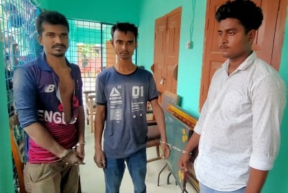মোবাইল ছিনিয়ে নেওয়ায় ৩ যুবককে গণধোলাই