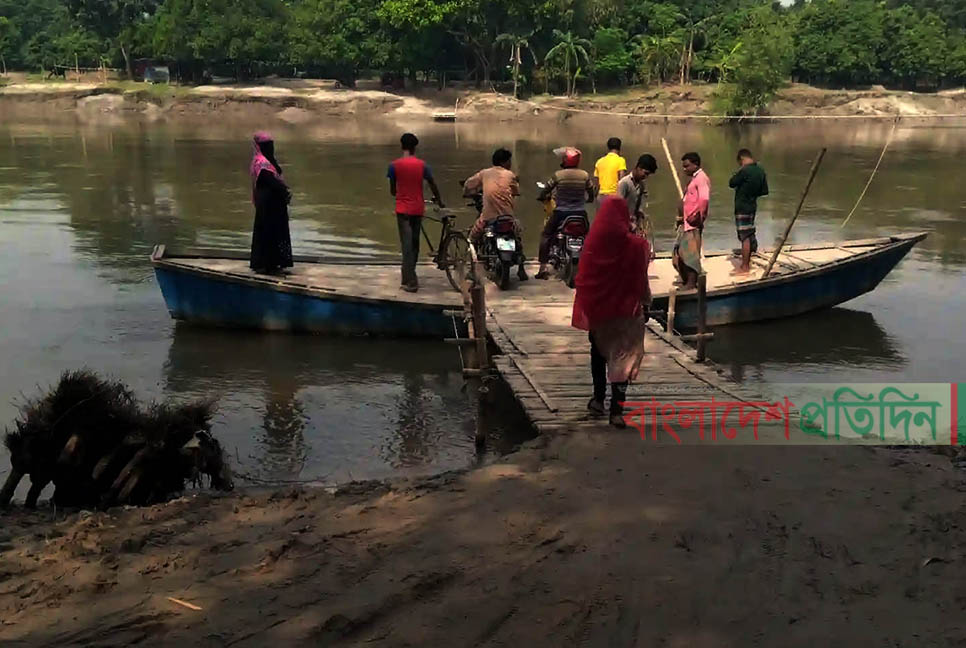 সেতুর অভাবে পারাপারে দুর্ভোগ নিত্যদিনের