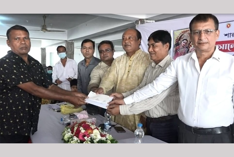টাঙ্গাইলের ১৩৫ মন্দিরে প্রধানমন্ত্রীর বিশেষ বরাদ্দের চেক বিতরণ
