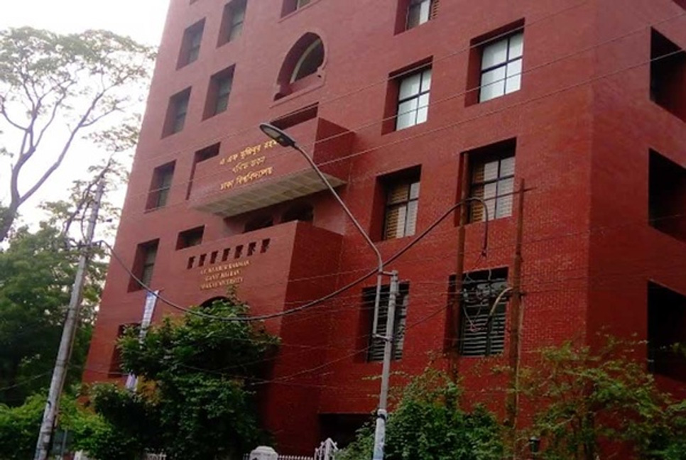 ঢাবির গণিত ভবনের সামনে মিলল নবজাতকের মরদেহ 
