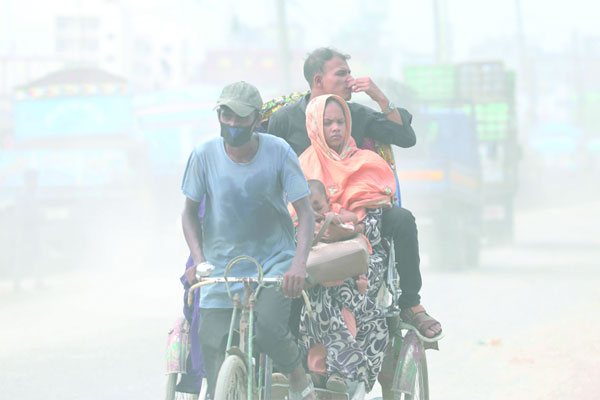 চোখ রাঙাচ্ছে দূষিত বায়ু