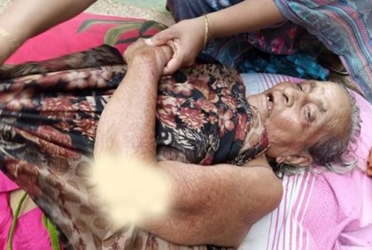 ১১ দিন পরে সেই বৃদ্ধ মা-কে নিজ বাড়িতে নিলেন ছেলেরা