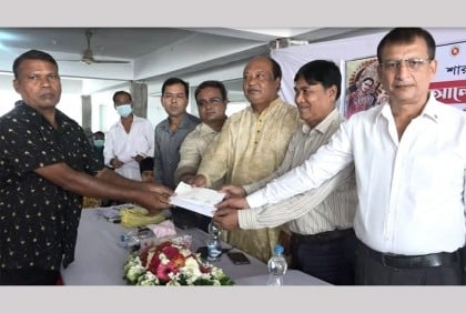 টাঙ্গাইলের ১৩৫ মন্দিরে প্রধানমন্ত্রীর বিশেষ বরাদ্দের চেক বিতরণ