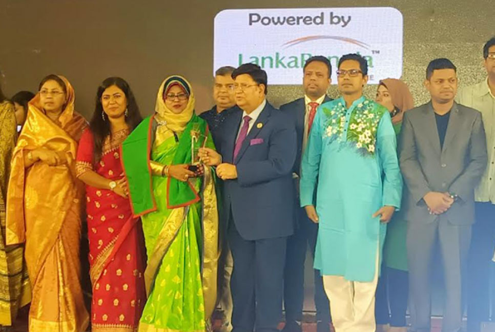 'জয়ী' অ্যাওয়ার্ড পেলেন বশেমুরকৃবি’র অধ্যাপক আইভী