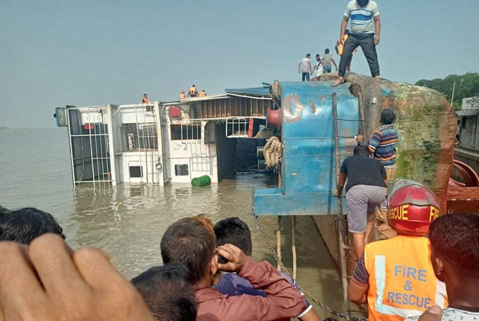 পাটুরিয়ায় যানবাহন নিয়ে এক পাশ ডুবে গেছে ফেরি