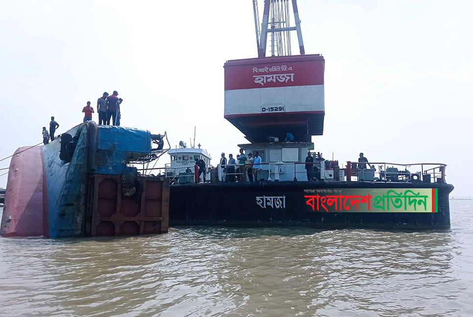 পাটুরিয়ায় ডুবে যাওয়া ফেরি উদ্ধারে 'হামজা'