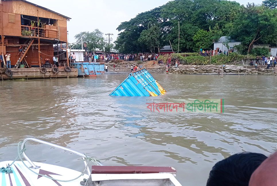 অর্ধেক ডোবা ফেরি থেকে কা‌র্গো ভাসছে পদ্মায়